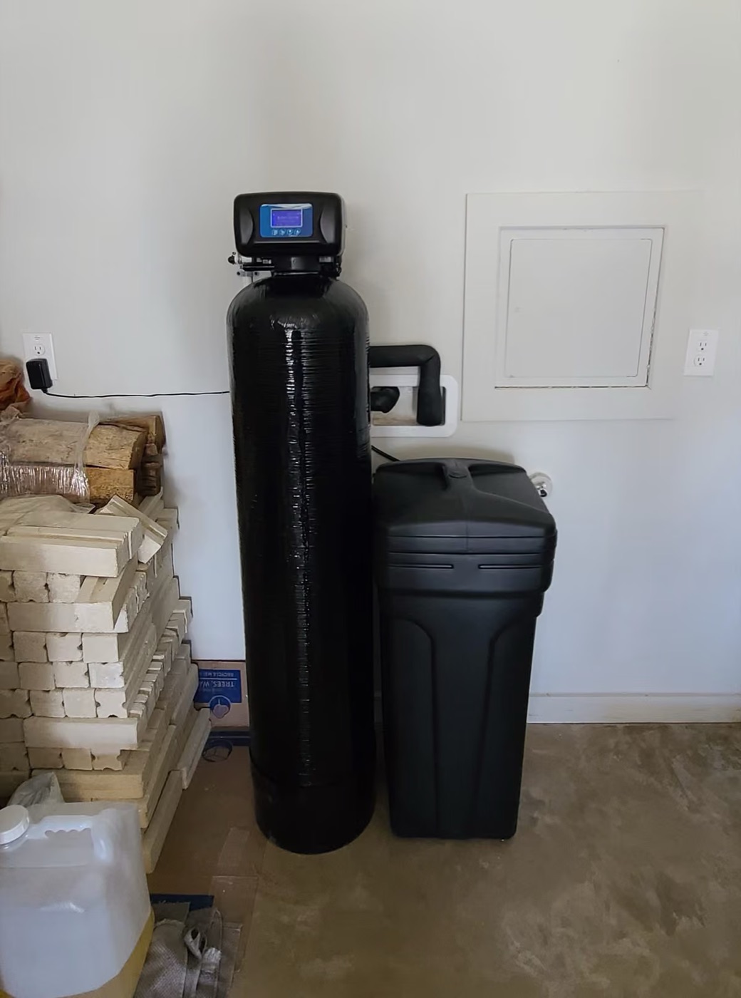 Softener and brine tank with neat overhead plumbing